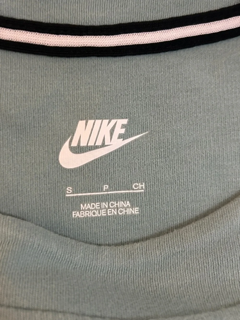 Woman’s Small Long-Sleeve Nike Tee in Mint Green